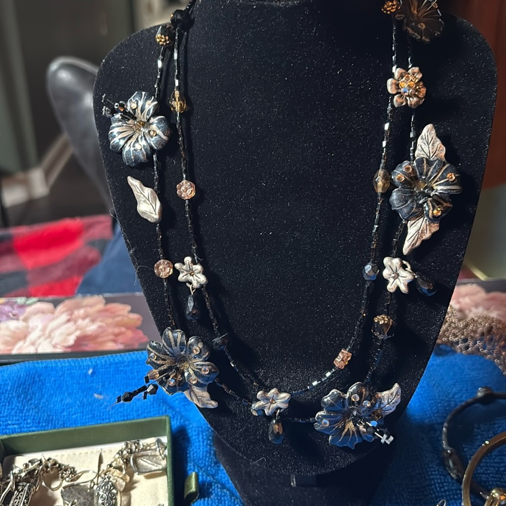 Metallic floral necklace